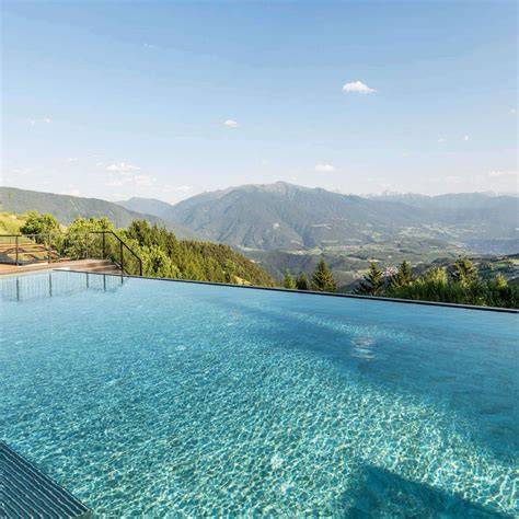 Hotel con piscina panoramica e vista sulla valle