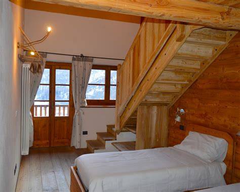 Rifugio di montagna con vista sulle vette circostanti