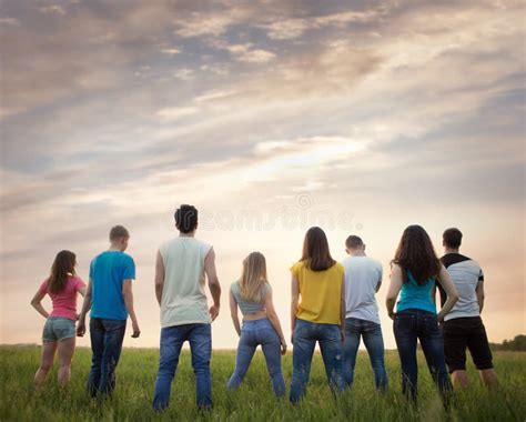 Foto di gruppo di giovani che sciano in montagna