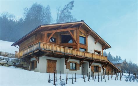 Paesaggio alpino con chalet tradizionali nel Bregenzerwald