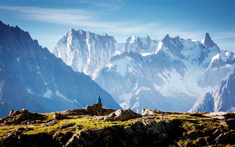 Vista panoramica di Chamonix con il Monte Bianco in lontananza