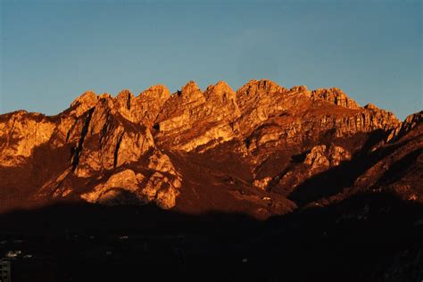 Vista panoramica del Resegone con la sua caratteristica forma seghettata.