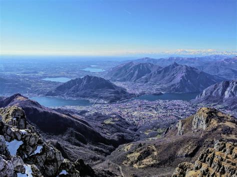 Vista panoramica dalla vetta del Resegone sul Lago di Como e Lecco.