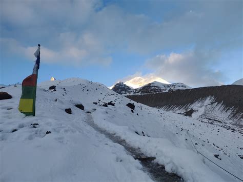 Una rampa di halfpipe innevata con una bandiera italiana in cima.