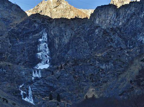 cascate ghiacciate lungo il torrente nell'escursione