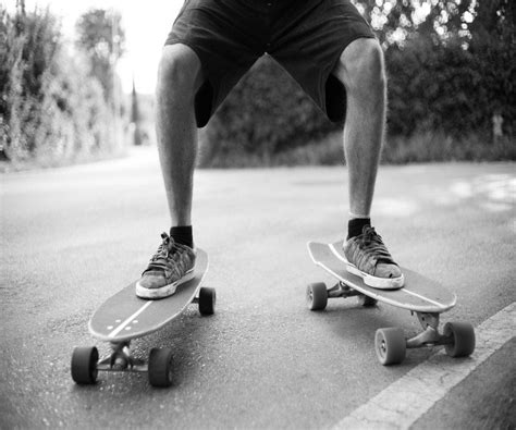 Immagine che mostra diversi tipi di truck e ruote per longboard, evidenziando le differenze di dimensione e durezza
