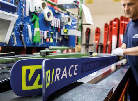 Laboratorio di sci con attrezzature per la manutenzione e la sciolinatura