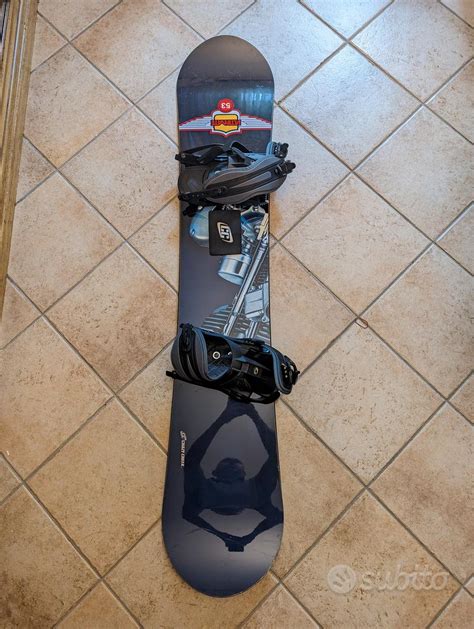 Illustrazione di una tavola da snowboard con attacchi.
