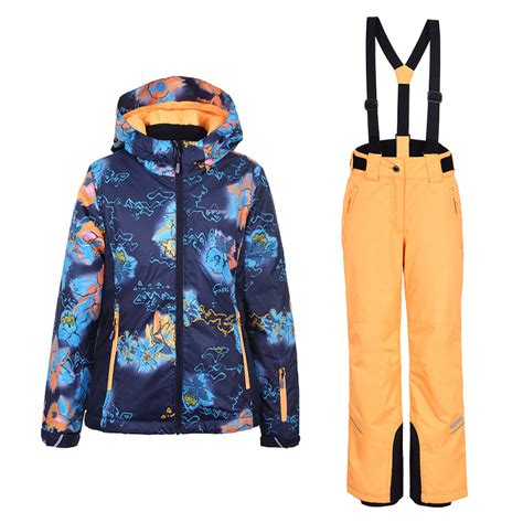 Set di abbigliamento tecnico da snowboard: giacca, pantaloni, guanti, casco.