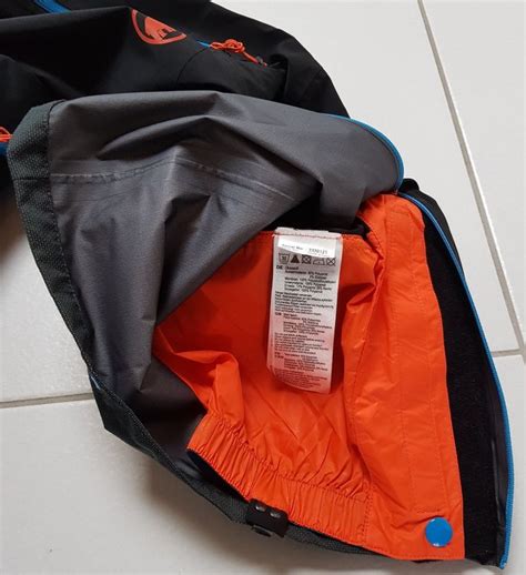 Schema di costruzione dei pantaloni Nordwand Pro con evidenziate le zone di tessuto elasticizzato e rinforzato.
