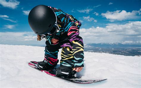 bambino che impara a fare snowboard