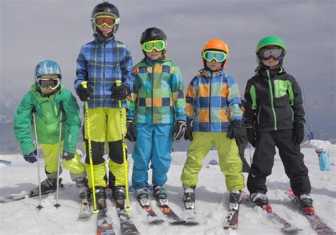 bambini con abbigliamento da snowboard colorato