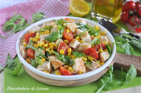 Insalata mista con pollo, pomodorini e avocado in un piatto bianco
