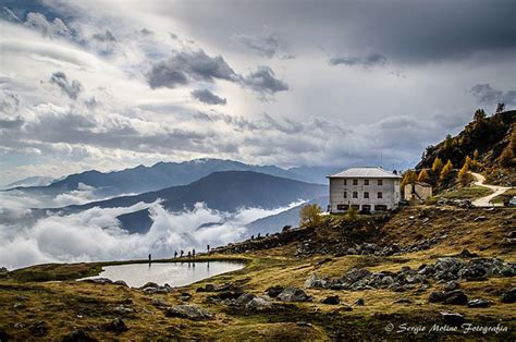 Interno del ristorante del Rifugio Selleries con tavoli apparecchiati