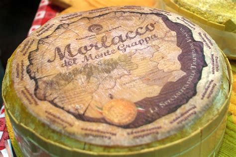 Selezione di prodotti tipici veneti, tra cui formaggio Morlacco e Prosecco di Asolo