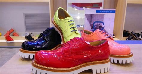 Vista esterna del calzaturificio Cappelletti, un'azienda italiana con una lunga storia nella produzione di scarpe di alta qualità.