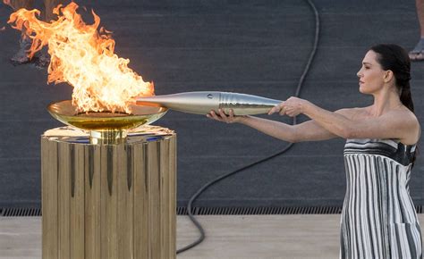 La fiamma olimpica che arde nel braciere durante la cerimonia di apertura dei Giochi di Oslo 1952