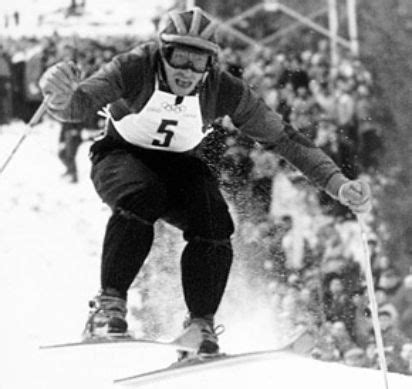 Zeno Colò celebra la sua vittoria nella discesa libera ai Giochi di Oslo 1952