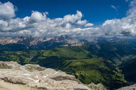 Vista dalla cima del Piz Uridl sull'Alpe di Siusi e le montagne circostanti.