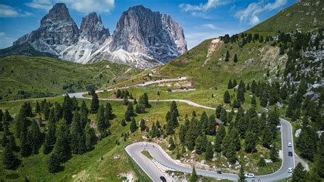 Vista panoramica dal Passo Sella con i rifugi lungo il percorso e le cime dolomitiche sullo sfondo.