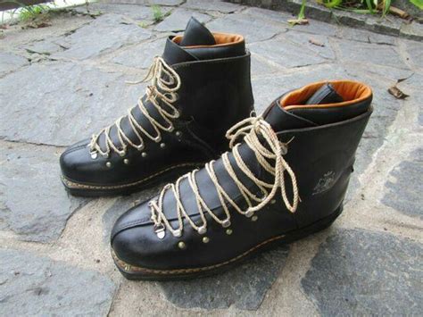 Scarponi da alpinismo vintage con suola chiodata e lacci in cuoio