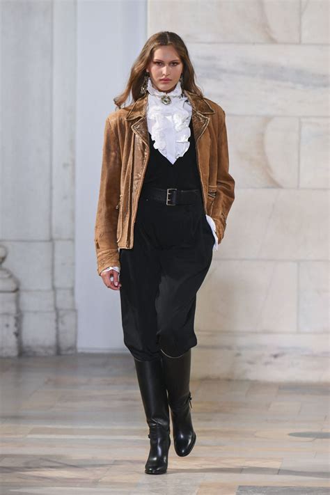 Abbigliamento da alpinismo vintage: pantaloni alla zuava, camicia di flanella e calzettoni di lana