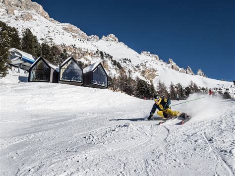 Panoramica delle piste da sci innevate nel comprensorio Latemar Dolomites