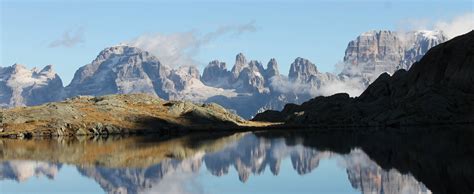Lago Spinale con sullo sfondo il gruppo dell'Adamello
