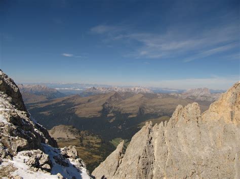 Panoramica della lunga dorsale sud di Cima Bocche con ampi pendii innevati