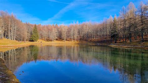 Immagine del Lago della Ninfa con la neve e le montagne circostanti