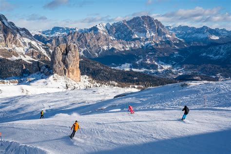 Vista panoramica delle Dolomiti con piste da sci innevate