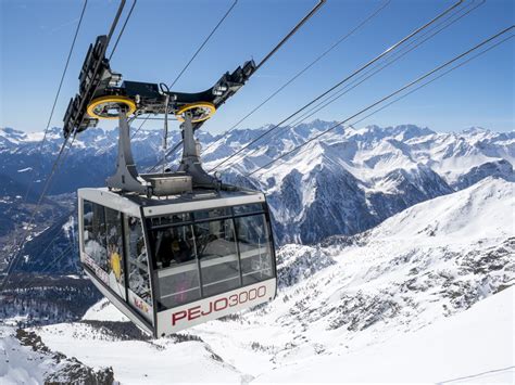Panorama mozzafiato dalla cima della funivia Pejo 3000 con vista sulle Dolomiti e sui ghiacciai della Presanella