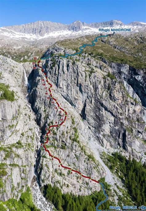 Veduta panoramica del ghiacciaio del Mandrone con il rifugio in lontananza