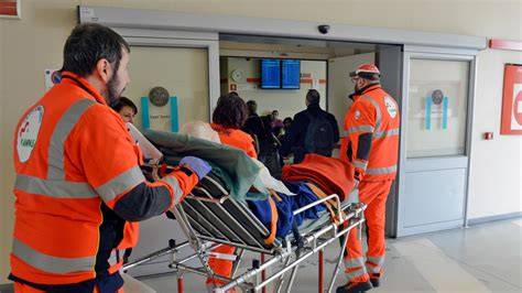 Infermieri al lavoro in un pronto soccorso di montagna durante la stagione invernale
