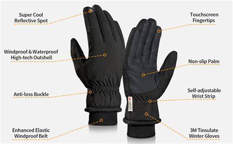 Primo piano di un guanto da moto Alpinestars con dettagli in fibra di carbonio e pelle.