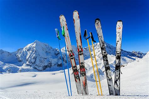 Immagine di sci e attrezzatura da snowboard Rossignol