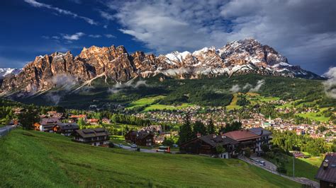 Vista panoramica di Cortina d'Ampezzo con le montagne circostanti