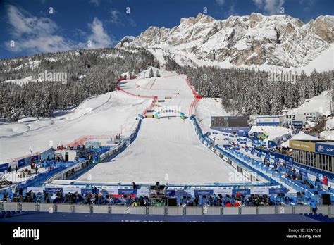 Vista aerea della pista sciistica Olympia delle Tofane a Cortina