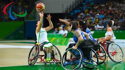 Simbolo dei Giochi Paralimpici e atleti in diverse discipline sportive