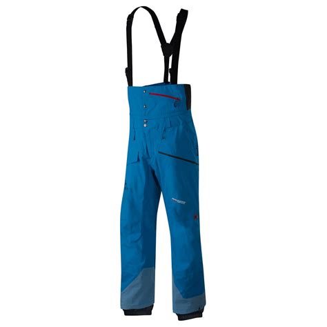 Uomo e donna che indossano pantaloni da sci Mammut in montagna