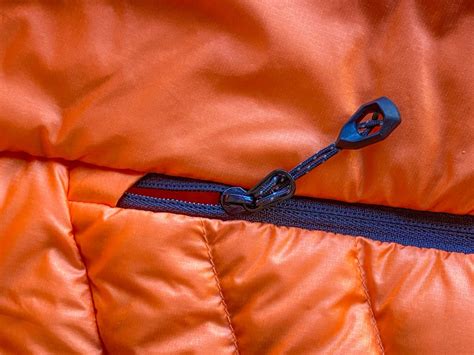 Dettaglio di una tasca con cerniera su un pantalone Mammut
