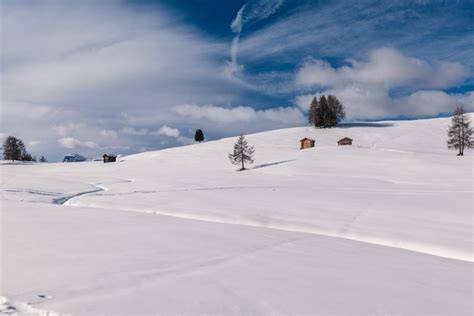 panoramica invernale dell'Alta Badia con montagne innevate e villaggi tipici