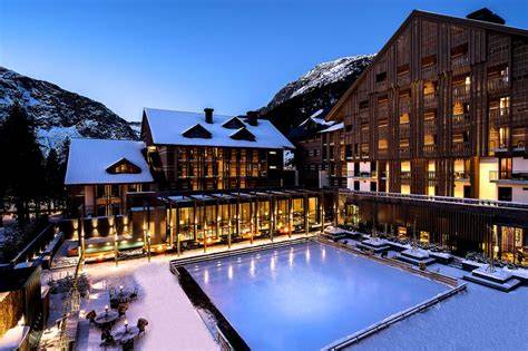vista interna di una suite in un hotel di lusso in montagna