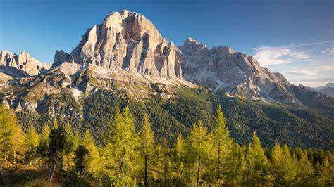 Panorama delle Dolomiti con le Tofane e il Pelmo in lontananza