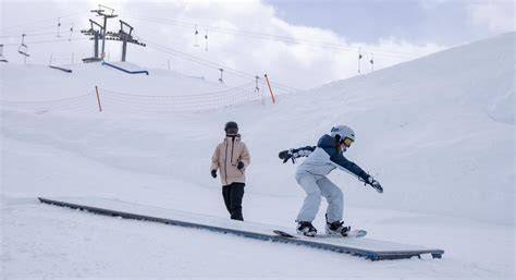 Esecuzione di un 50-50 su un rail di snowboard