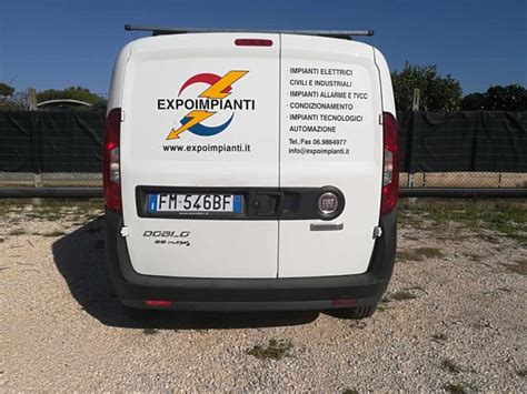 Esempi di adesivi personalizzati per snowboard con grafiche di teschi