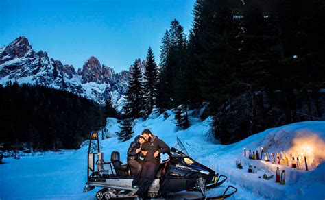 Campo Base Tognola con motoslitte e fiaccole