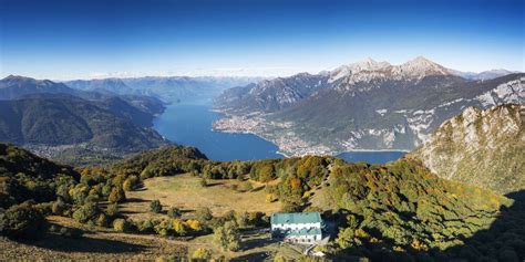 Vista panoramica dal Rifugio Monte Tablat con arredamento in legno