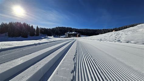 Vista panoramica del comprensorio sciistico Gerlitzen Alpe con piste innevate e montagne circostanti