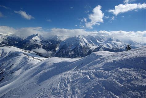 panorama montano con neve fresca e pendii ripidi